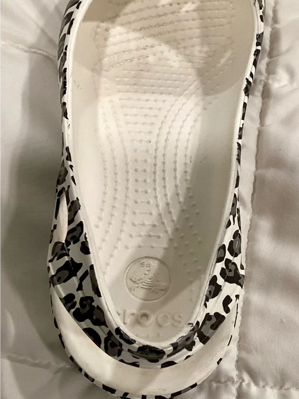 CROCS Women’s Size 8 Kadee Leopard-Print Ballet Flats in White and Black-EUC